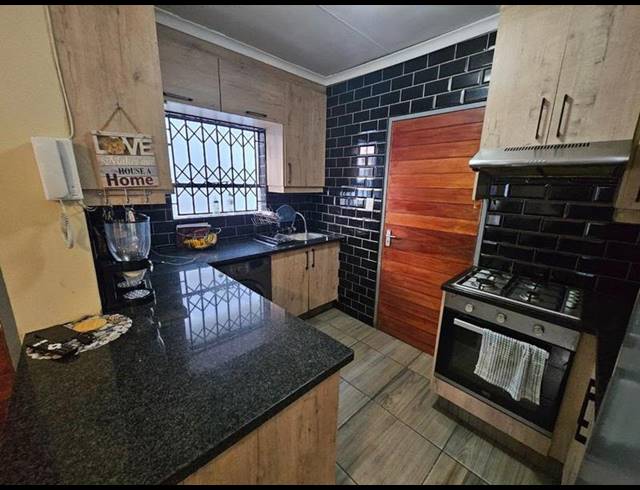 2 BEDROOM HOUSE FOR SALE IN CLAYVILLE